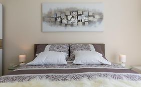 Central Boutique Apartments With Balconies, In Walking Distance To The Sea